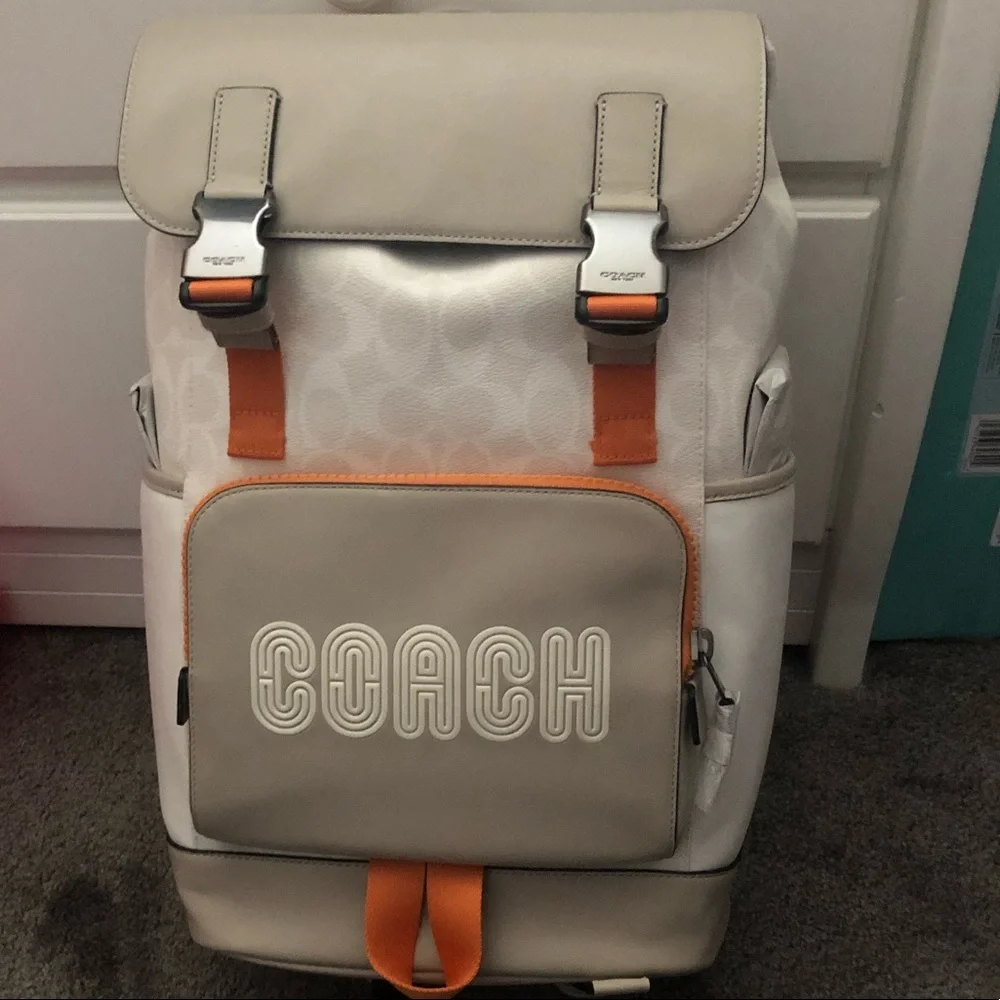 NEW COACH Signature Backpack - Picture 2 of 4